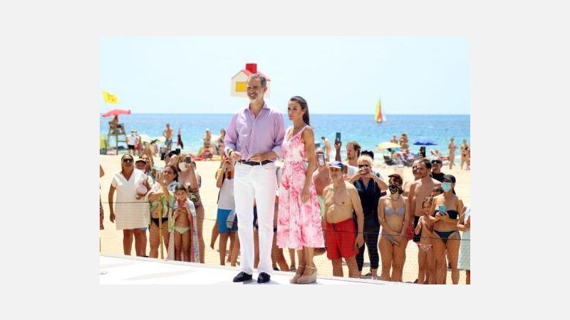 Masiva y cariñosa acogida de Benidorm a los Reyes de España