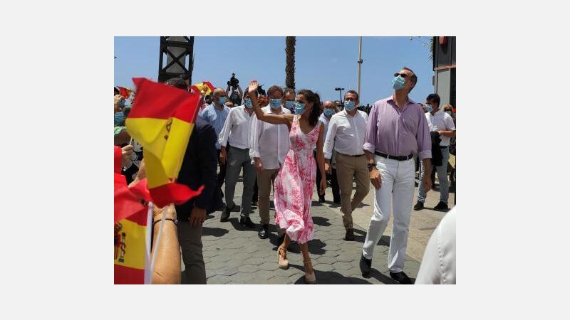 Masiva y cariñosa acogida de Benidorm a los Reyes de España