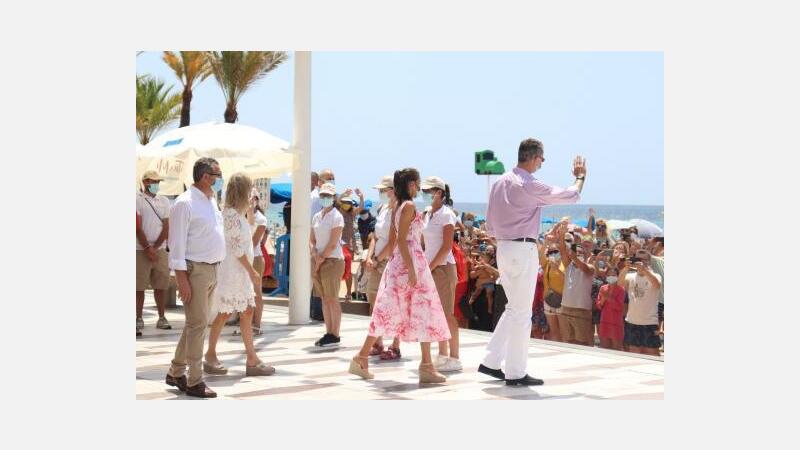 Masiva y cariñosa acogida de Benidorm a los Reyes de España