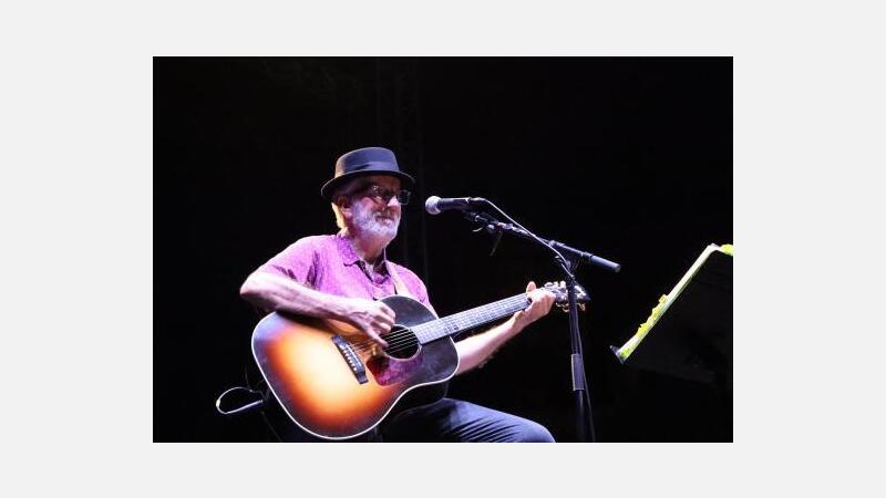Pancho Varona canta y cuenta décadas de éxitos