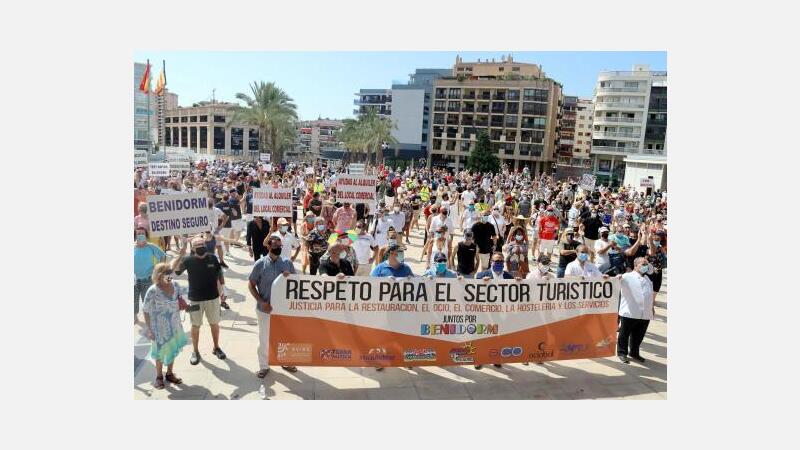 El alcalde se reúne con las entidades organizadoras de la marcha de respeto al sector turístico