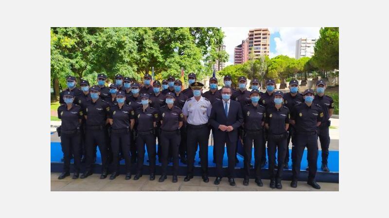 El alcalde asiste a la presentación de los nuevos agentes en prácticas de la Policía Nacional