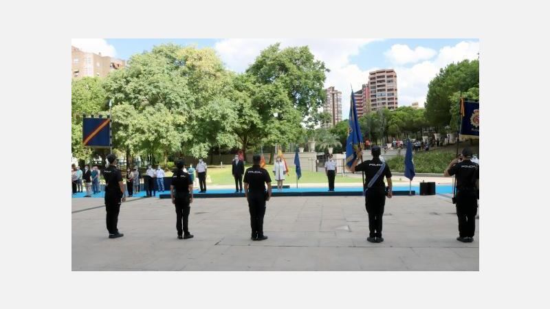 El alcalde asiste a la presentación de los nuevos agentes en prácticas de la Policía Nacional