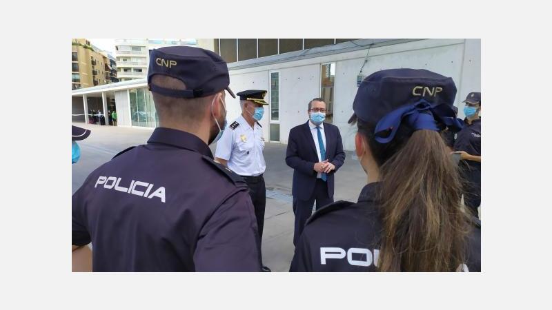 El alcalde asiste a la presentación de los nuevos agentes en prácticas de la Policía Nacional