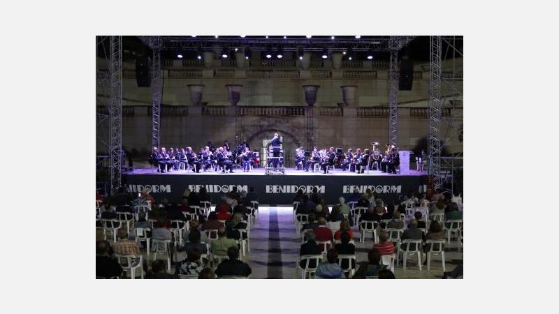 El concierto de música valenciana de la SM l’Illa cierra la programación del ‘9 d’octubre’