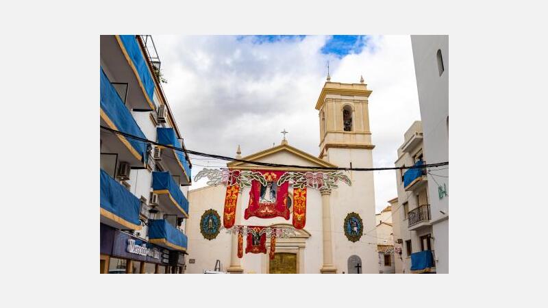 Fiestas anima a la población a engalanar los balcones en honor a los patronos