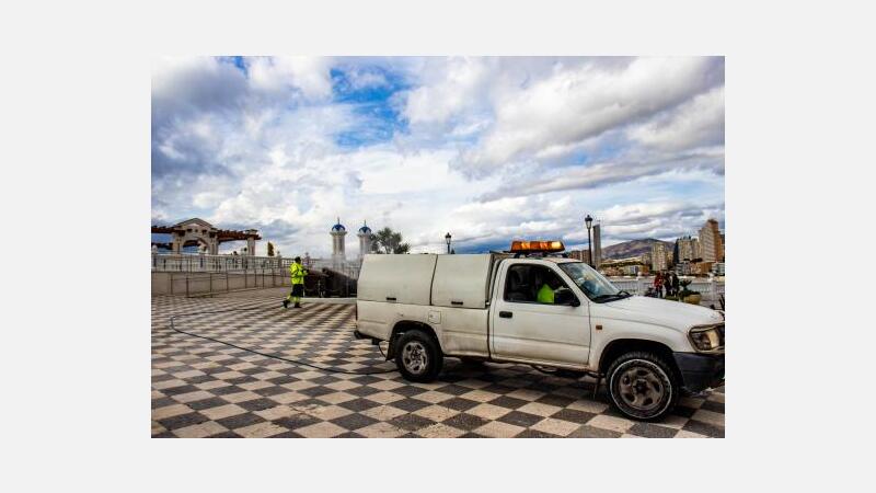 Un nuevo vehículo pulverizador para desinfectar las calles estrechas del casco antiguo
