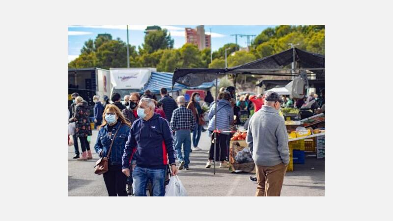Más de 8.000 personas acuden al mercadillo municipal en el primer día de reapertura del textil y calzado