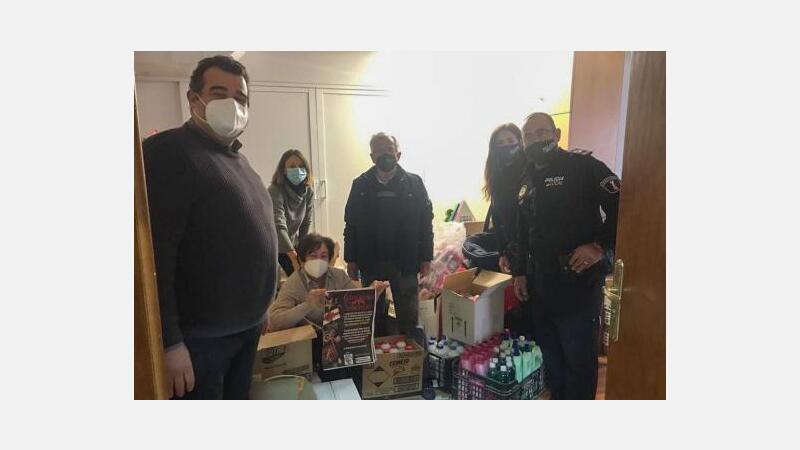 La Asociación Socio Cultural de la Policía Local entrega lotes de productos de higiene a Cáritas Benidorm