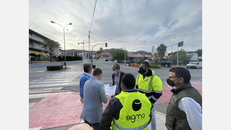 El alcalde de Benidorm, Toni Pérez, junto con los técnicos municipales en la avenida Severo Ochoa