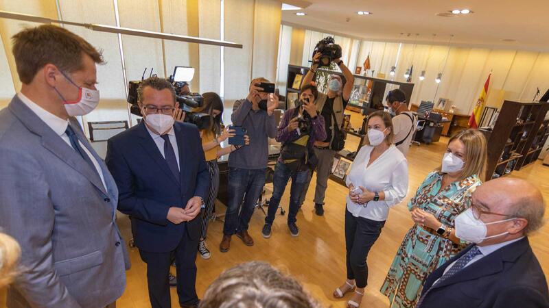 Toni Pérez reivindica ante el embajador del Reino Unido los datos y el trabajo de Benidorm, “posiblemente el destino más seguro del mundo”