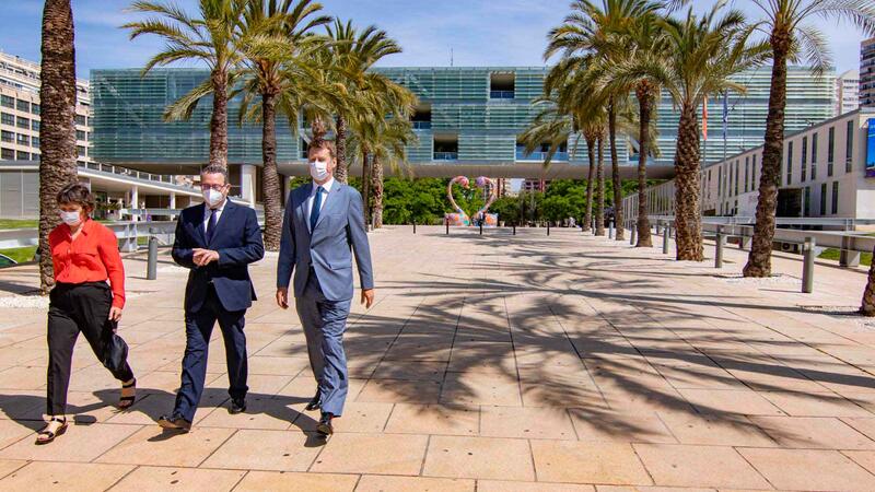 Toni Pérez reivindica ante el embajador del Reino Unido los datos y el trabajo de Benidorm, “posiblemente el destino más seguro del mundo”