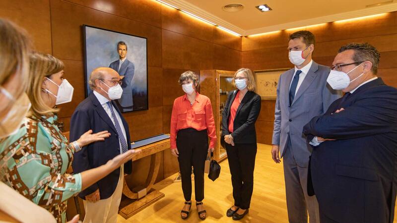 Toni Pérez reivindica ante el embajador del Reino Unido los datos y el trabajo de Benidorm, “posiblemente el destino más seguro del mundo”