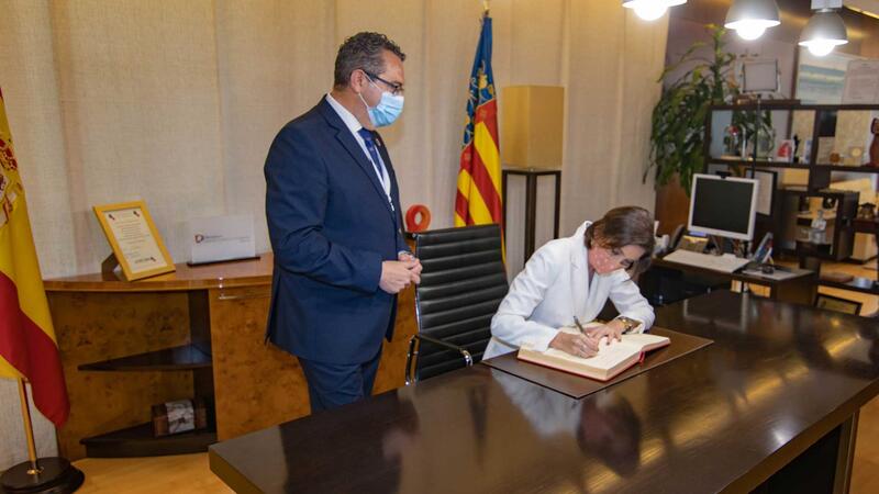 Reyes Maroto firma en el Libro de Oro del Ayuntamiento de Benidorm.