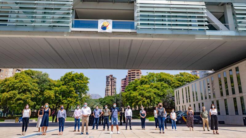 Alcalde y concejales debajo de la pancarta conmemorativa.