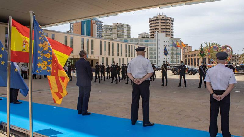 Acto de entrega del Bastón de Mando y Guión a la Comisaría de Benidorm.