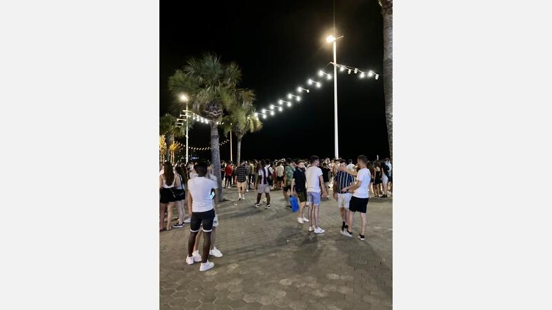 Ciudadanos alerta ante aglomeraciones de jóvenes bebiendo alcohol en el paseo de Levante con Benidorm en situación de Riesgo Alto