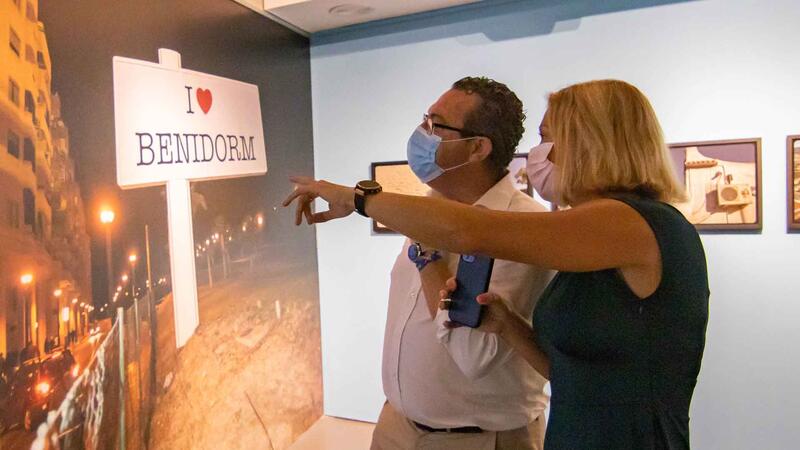 ‘El Turista Accidental’, un homenaje a los turistas de Benidorm.