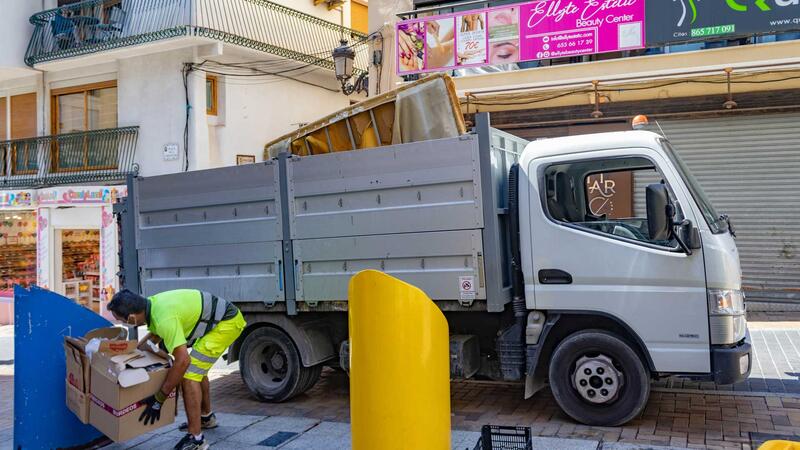 Benidorm implanta en la Plaza de la Constitución un piloto del sistema de contenedores de ‘quita y pon’