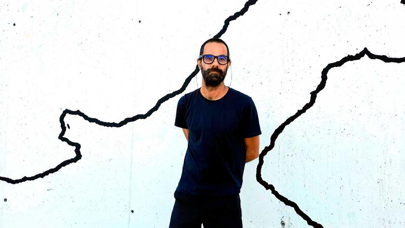 Tito Pérez Mora presenta en el Torrejó su libro y un mural en la playa de Levante