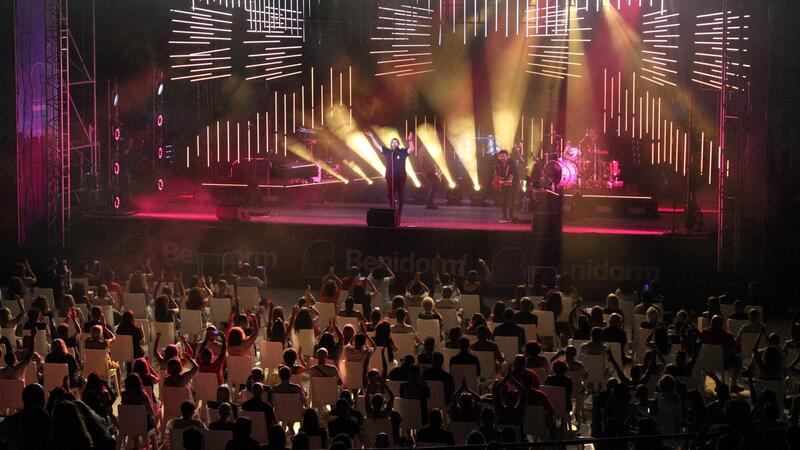Antonio Orozco signs a night full of feeling in Benidorm
