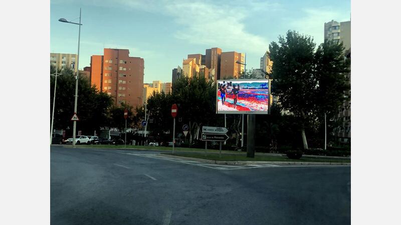 Ciudadanos insiste del peligro que generan las proyecciones de las nuevas pantallas led colocadas en rotondas de Benidorm