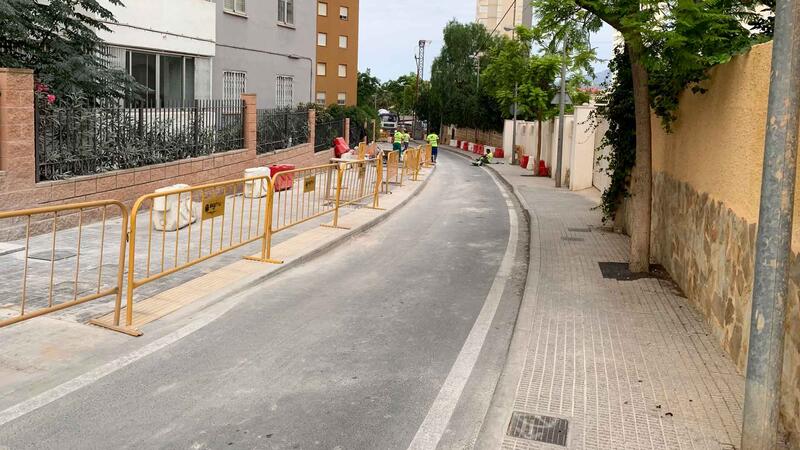 Benidorm amplia les voreres del carrer Dénia, en La Cala, per a fer-la més accessible