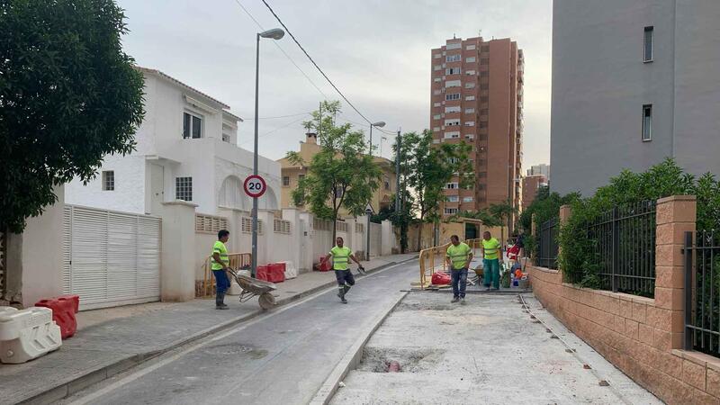 Benidorm amplia les voreres del carrer Dénia, en La Cala, per a fer-la més accessible