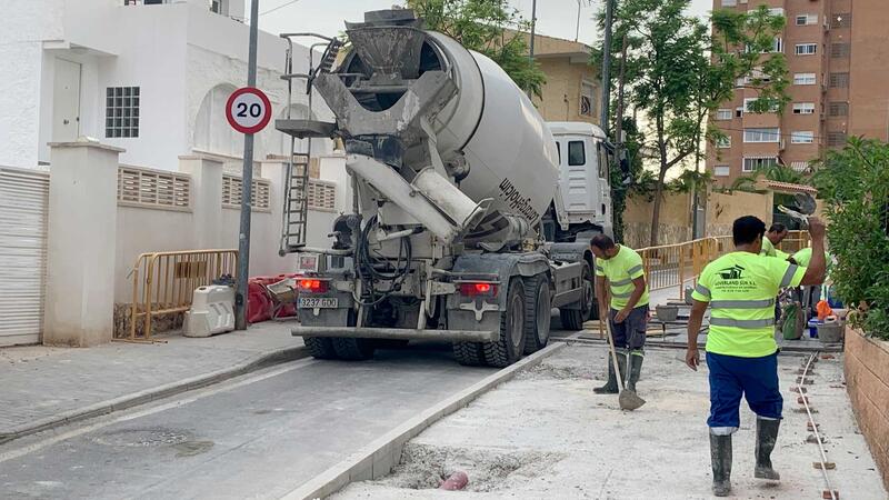 Benidorm amplia les voreres del carrer Dénia, en La Cala, per a fer-la més accessible
