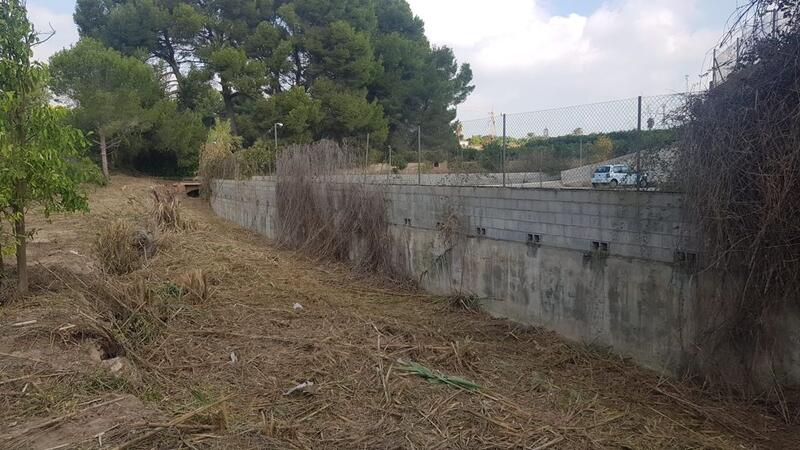 Benidorm undertakes the cleaning of Barceló and Derramador ravines to minimize the effects of possible torrential rains