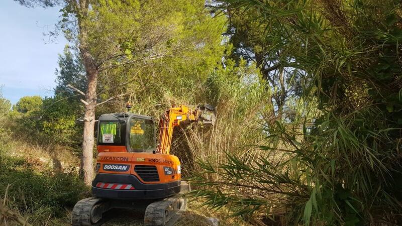 Benidorm undertakes the cleaning of Barceló and Derramador ravines to minimize the effects of possible torrential rains