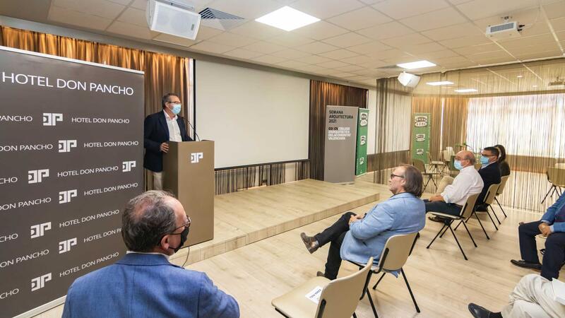 El alcalde acompaña al hotel Don Pancho en la recepción del premio Docomomo