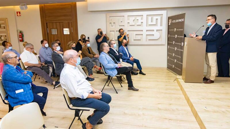 El alcalde acompaña al hotel Don Pancho en la recepción del premio Docomomo