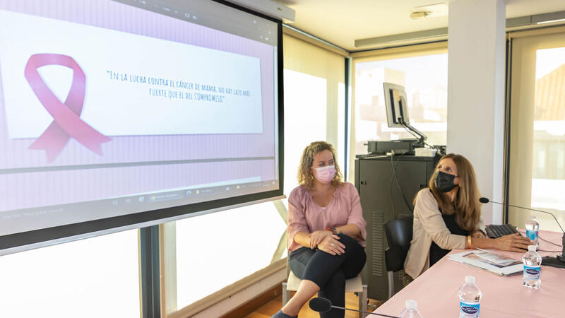 Espinosa durante la charla.
