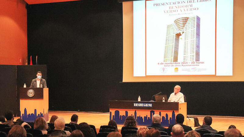 Antonio Bravo presenta su poemario ‘Benidorm verso a verso’ dentro de los actos de la Semana Cultural de FMP