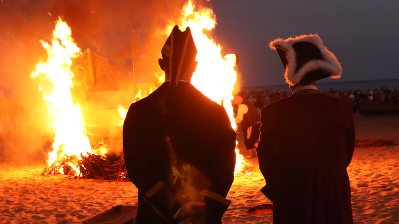 La Mare de Déu del Sofratge és rescatada sense mal de les flames en l