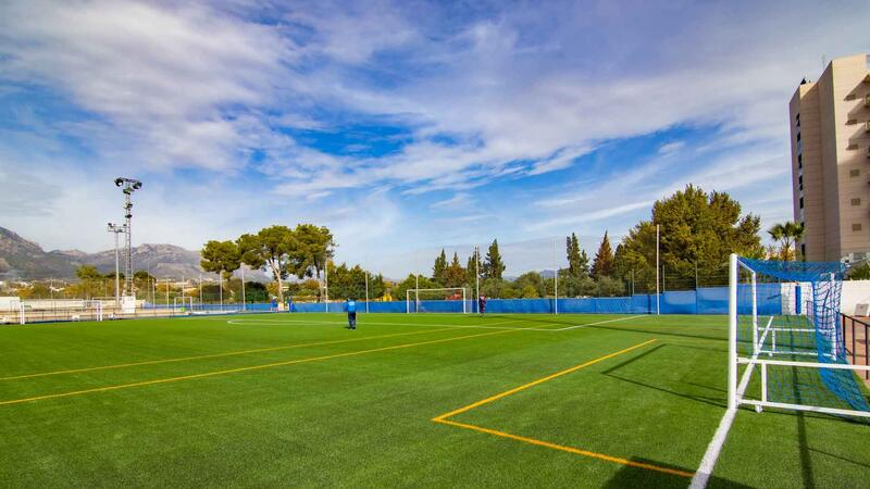 Los campos de fútbol Antonio López estrenan nuevo césped artificial