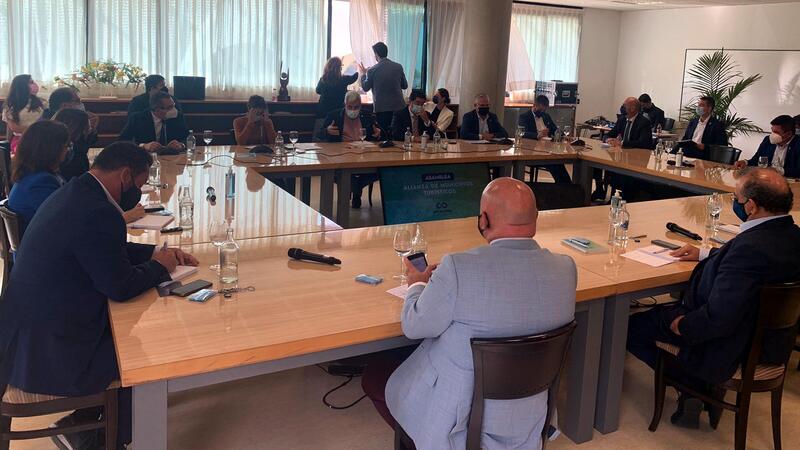 Toni Pérez reivindica tras la Asamblea de la AMT fórmulas para que los municipios turísticos accedan a una financiación adecuada. 