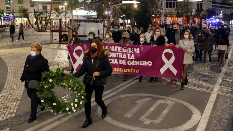 Benidorm cierra con una marcha los actos con motivo del Día Internacional por la Eliminación de la Violencia contra la Mujer