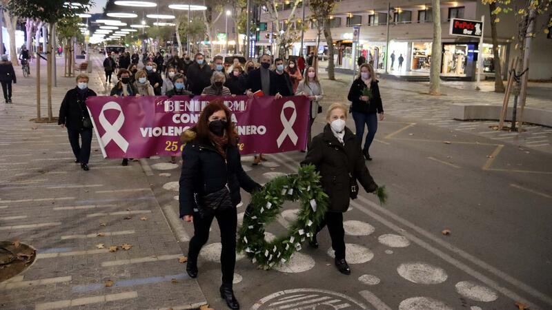 Benidorm cierra con una marcha los actos con motivo del Día Internacional por la Eliminación de la Violencia contra la Mujer