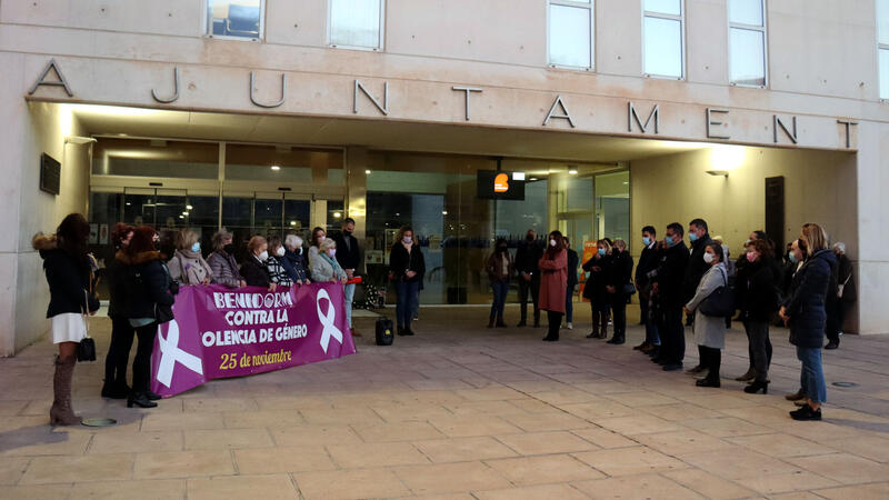 Benidorm cierra con una marcha los actos con motivo del Día Internacional por la Eliminación de la Violencia contra la Mujer