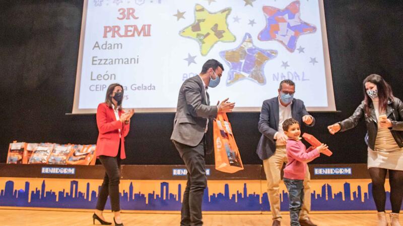Benidorm entrega los premios del XIII Concurso Escolar de Postales Navideñas al alumnado de Infantil y Primaria