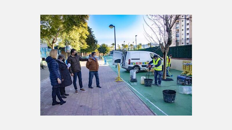 Els Tolls amplia la zona de juegos frente al complejo escolar y la accesibilidad