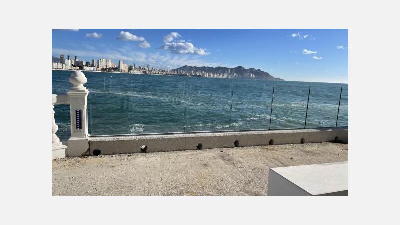El Ayuntamiento instala láminas de cristal en la balaustrada del Paseo de Tamarindos