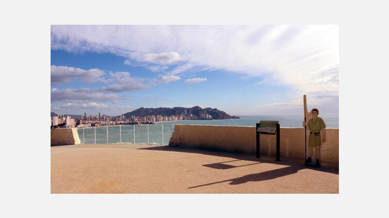 Benidorm instala barandillas de cristal en El Tossal, que registra más de 2.200 visitantes desde comienzos de año  