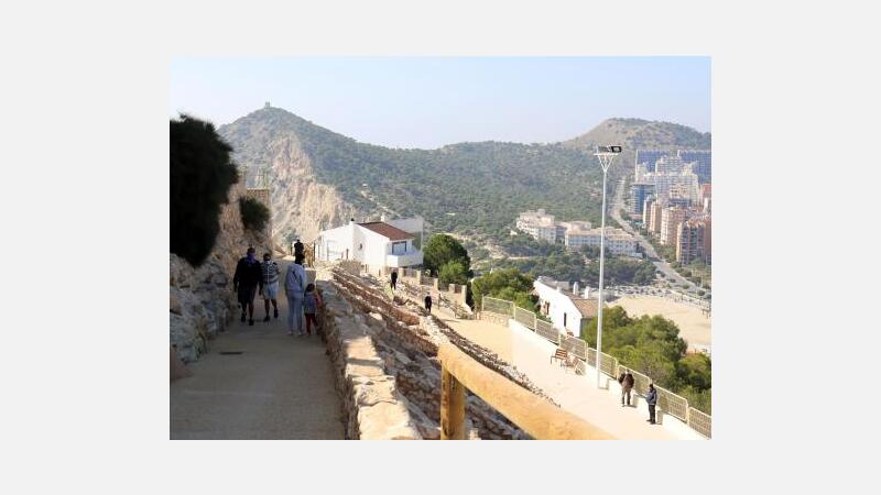 Benidorm mejora la accesibilidad al Tossal de La Cala, que desde que se inició febrero supera los 2.300 visitantes 