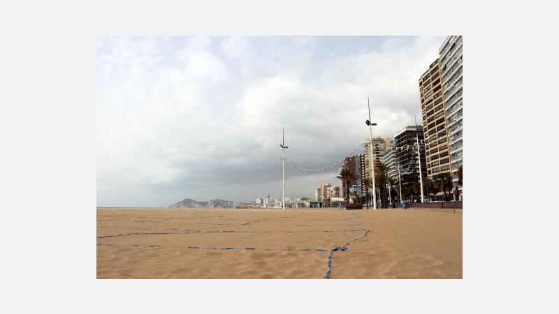 Benidorm reabre áreas de juego infantiles y zonas biosaludables e inicia la parcelación de sus playas