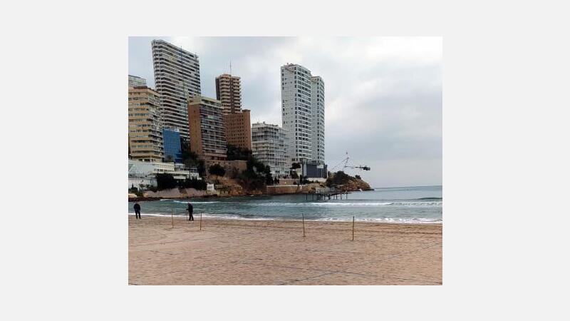 Benidorm reabre áreas de juego infantiles y zonas biosaludables e inicia la parcelación de sus playas