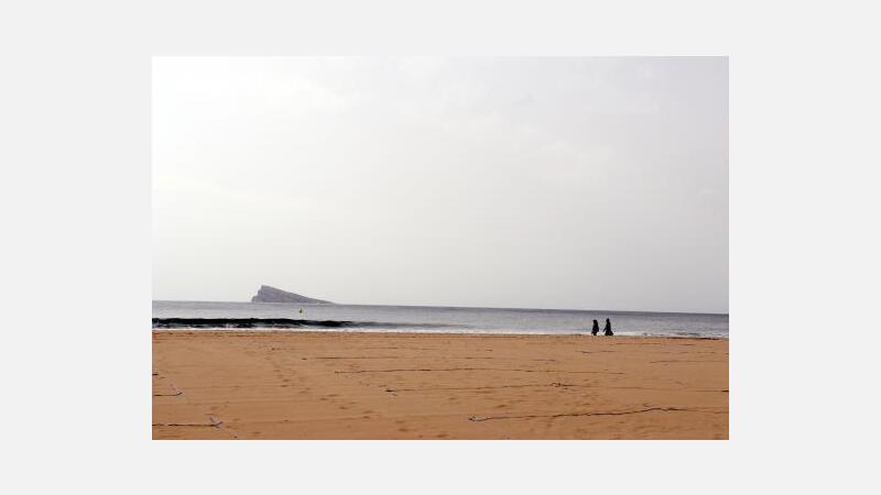 Benidorm reabre áreas de juego infantiles y zonas biosaludables e inicia la parcelación de sus playas