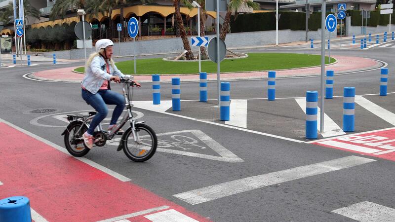 Benidorm invierte 16.000 euros en la instalación de césped artificial en varias zonas para mejorar el ornato público de la ciudad